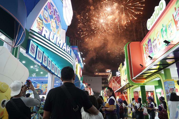 Suasana pengunjung Jakarta Fair 2025 yang sedang mengabadikan momen pesta kembang api di Jakarta International Expo, Kemayoran, Jakarta Pusat, Sabtu (21/6/2025). Jakarta Fair atau Pekan Raya Jakarta (PRJ) akan digelar kurang lebih selama 32 hari dan tak hanya menampilkan pameran perdagangan terbesar di kawasan Asia Tenggara tapi juga memanjakan pengunjung dengan berbagai hiburan menarik.