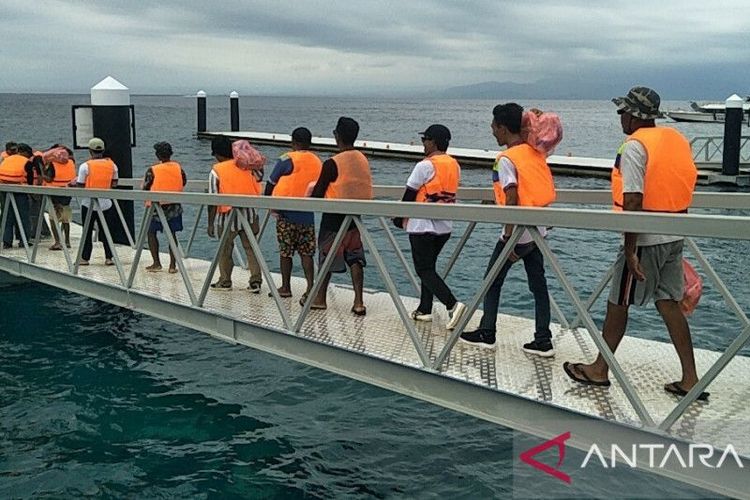 Uji coba jembatan penghubung ponton (movable brigade) di Pelabuhan Banjar Nyuh Nusa Penida, Kabupaten Klungkung, Bali setelah selesai direnovasi.