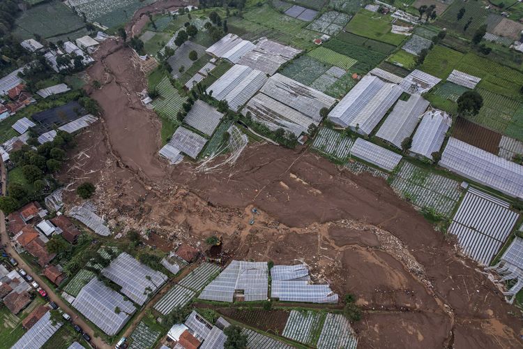 LONGSOR CISARUA: Foto udara kondisi lahan pertanian dan rumah warga yang terdampak bencana tanah longsor di Desa Pasirlangu, Cisarua, Kabupaten Bandung Barat, Jawa Barat, Senin (26/1/2026). Berdasarkan data tim Disaster Victim Identification (DVI) Polda Jawa Barat hingga Senin (26/1) pukul 16.57 WIB, jumlah korban bencana tanah longsor yang berhasil ditemukan sebanyak 34 jenazah dan 20 diantaranya telah berhasil diidentifikasi.