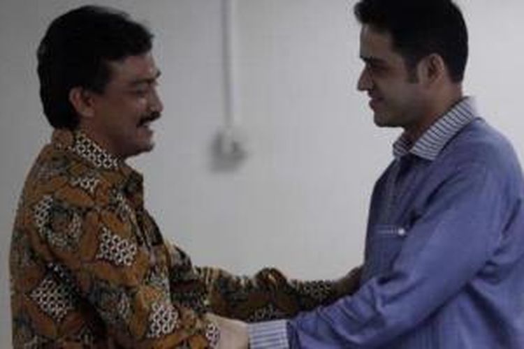 Menteri Pemuda dan Olahraga Andi Mallarangeng (kiri) berjabatan tangan dengan terdakwa Muhammad Nazaruddin usai memberi kesaksian di Pengadilan Tindak Pidana Korupsi, Jakarta, Rabu (22/2/2012).