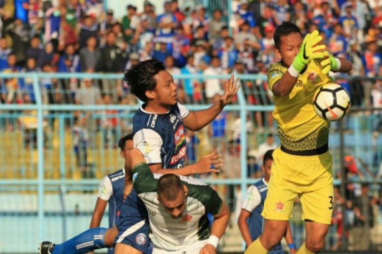 Aksi bek anyar Arema FC, Hamka Hamzah, dalam pertandingan Liga 1 melawan PS Tira di Stadion Kanjuruhan, Malang, Minggu (15/7/2018).
