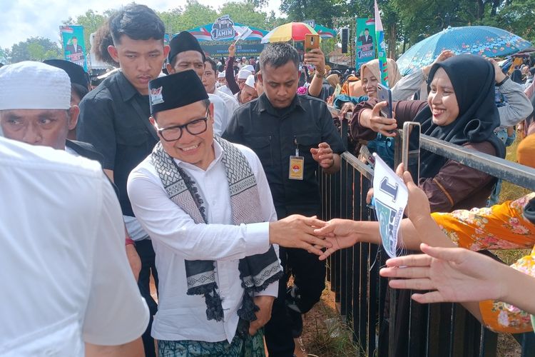 Cawapres Abdul Muhaimin Iskandar saat menghadiri Deklarasi dan Istighosah ulama, habaib dan ibu nyai di Pondok Pesantren Nurul Yaqin, Desa Badung, Kecamatan Proppo, Kabupaten Pamekasan, Rabu (31/1/2024). Anies dan Muhaimin dapat anugerah gelar Lora.