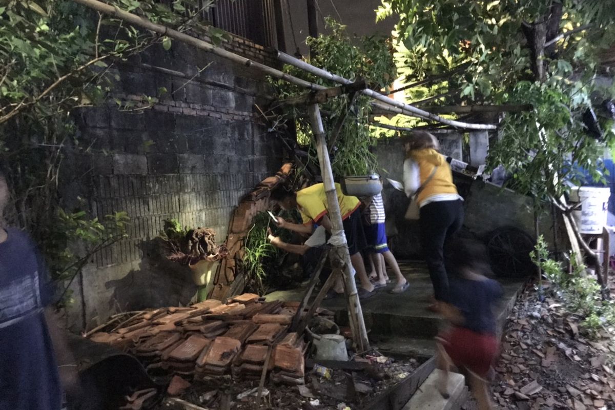 Sejumlah warga penasaran melihat bunga diduga bunga bangkai di tengah permukiman padat penduduk di Jalan Bunga Rampai RT 011 RW 03 Cipete Selatan, Cilandak, Jakarta Selatan pada Senin (11/10/2021) malam.