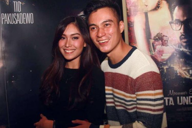 Baim Wong dan kekasihnya saat menghadiri premier film Jakarta Undercover di XXI Epicentrum Walk, Kuningan, Jakarta Selatan, Selasa (21/2/2017).