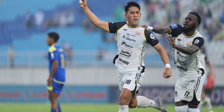Perayaan striker Persija Jakarta, Eksel Runtukahu, usai mencetak gol saat menghadapi Arema FC pada laga lanjutan Super League 2025-2026 di Stadion Kanjuruhan, Malang, pada Sabtu (8/11/2025).