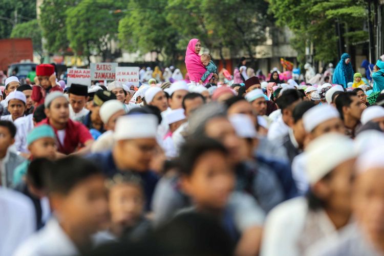 Umat Muslim melaksanakan Shalat Idul Fitri 1 Syawal 1439 Hijriah di Jatinegara, Jakarta Timur, Jumat (15/6/2018). Umat Islam merayakan Hari Raya Idul Fitri setelah sebulan lamanya menjalankan ibadah puasa pada bulan Ramadan.