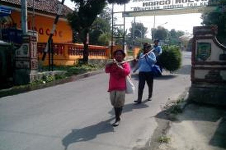 Meski Gunung Kelud di Kabupaten Kediri, Jawa Timur, berstatus Siaga, warga masih beraktifitas normal, Kamis (13/2/2014). Mereka mengaku baru mengungsi jika ada perintah dari pemerintah. 