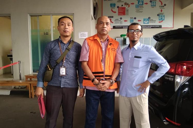 Mantan Deputi IV Bidang Peningkatan Prestasi Kementerian Pemuda dan Olahraga Mulyana saat hendak dibasa ke Lapas Klas I Tangerang untuk menjalani hukumannya, Senin (30/9/2019).