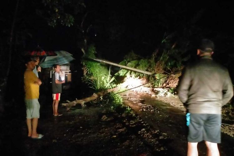Diguyur hujan deras selama 4 jam, bukit di Kabupaten Magetan mengalami longsor yang menutup jalan akses penghubung Desa Ngaglik. Longsor juga merobohkan tiang listrik yang membuat aliran listrik ke Desa Ngaglik terputus.
