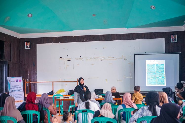 ANTAM melalui program Generasi Sehat (GEN SEHAT) menggelar edukasi terkait 1.000 Hari Pertama Kehidupan (HPK) dan Gerakan Sayang Ibu Cegah Stunting (GASICAS) di dua desa di Kecamatan Tayan Hilir, Kalimantan Barat, yakni Desa Pedalaman pada Jumat (15/11/2024) dan Desa Tanjung Bunut Senin (18/11/2024).