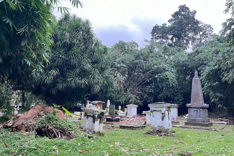 6 Makam Belanda di Kebun Raya Bogor Rusak Tertimpa Pohon Tumbang
