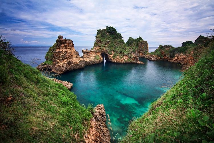 Tempat wisata bernama Pantai Sari Goang di Taman Wisata Alam Gunung Tunak, Kabupaten Lombok Tengah, Nusa Tenggara Barat (SHUTTERSTOCK/imran putra sasak).