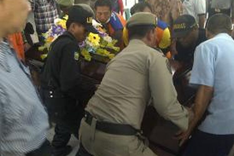 Petugas Satpol PP dan Linmas mengangkat peti jenazah di rumah duka Adijasa Surabaya.