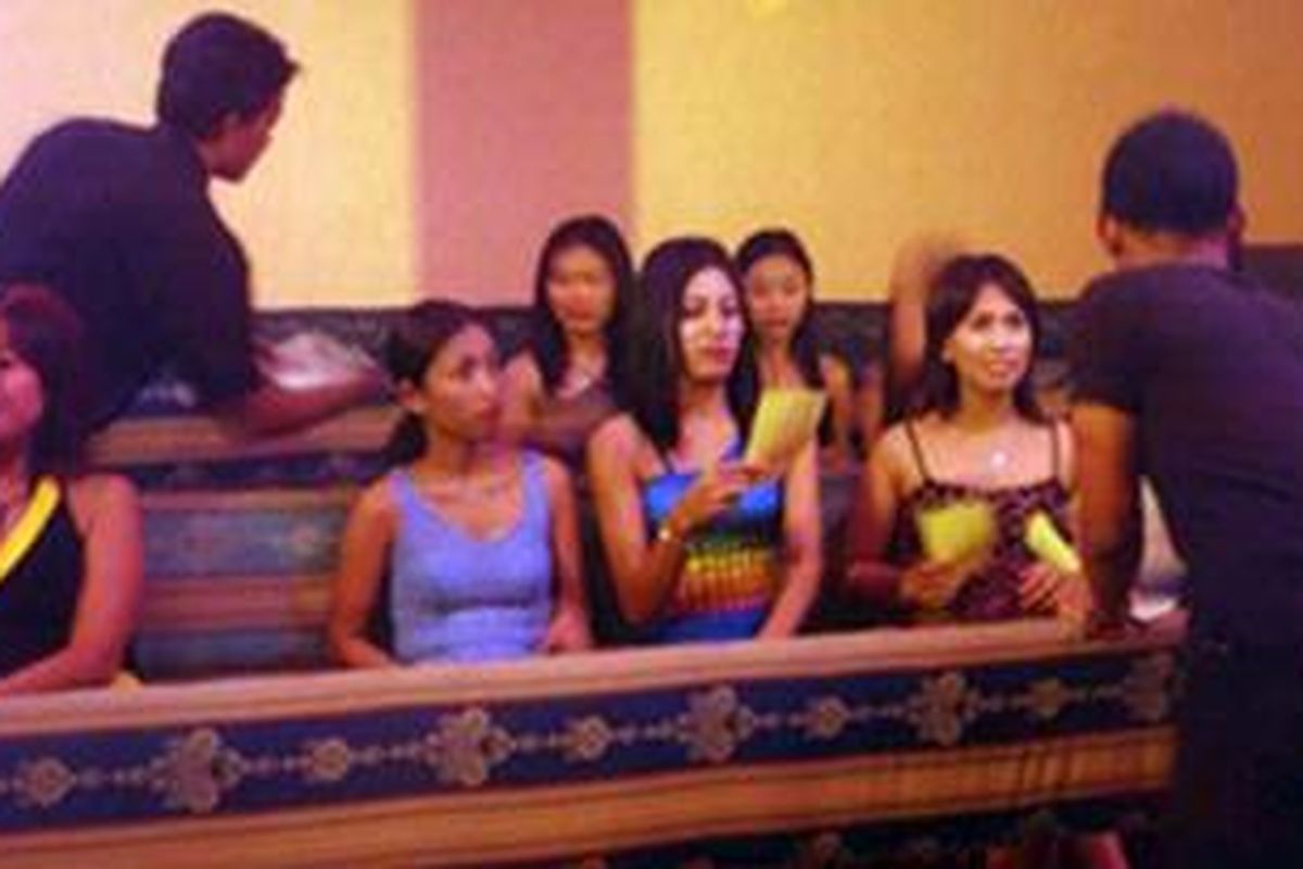 Suasana di kompleks pelacuran terbesar di Indonesia timur, Lokalisasi Dolly, Surabaya.