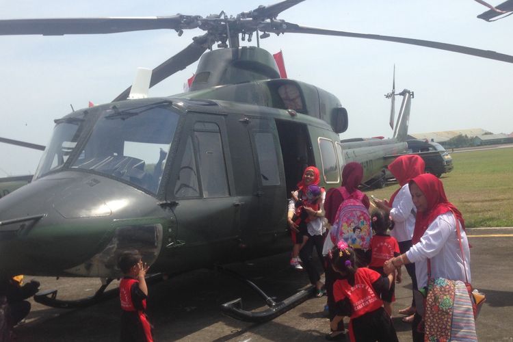 Pengunjung memadati alutsiswa milik TNI yang dipamerkan dalam rangka HUT TNI ke 73 di Eks Bandara Ahmad Yani Semarang.