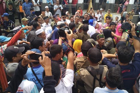 Dianggap Berkah, Kurma yang Dipanen di Halaman Masjid Jadi Rebutan Warga Tasikmalaya