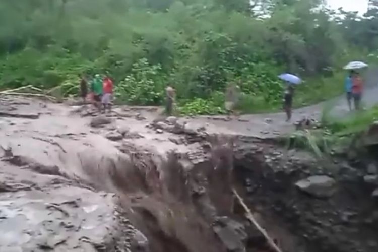 Foto : Jalan dari Kecamatan Nangaroro menuju Keo Tengah, Kabupaten Nagekou, NTT, putus akibat diterjang banjir bandang pada, Rabu (5/1/2021). 