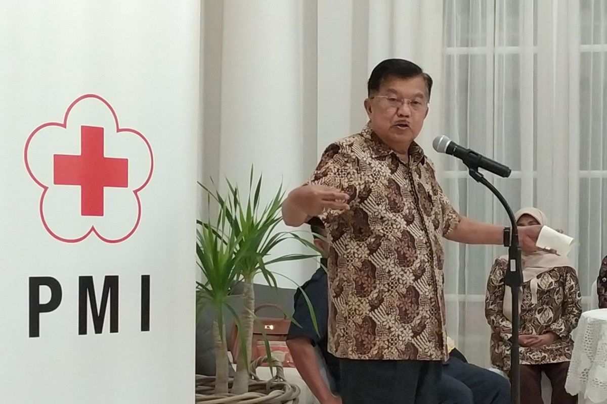 Ketua Umum Palang Merah Indonesia (PMI) Jusuf Kalla memberikan keterangan terkait sejumlah isu salah satunya virus corona di kediamannya di Jakarta, Rabu (5/2/2020). 