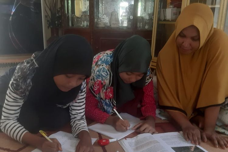 Proses belajar dari rumah yang dilakukan oleh siswa SMP N 1 Krueng Sabee, Aceh Jaya