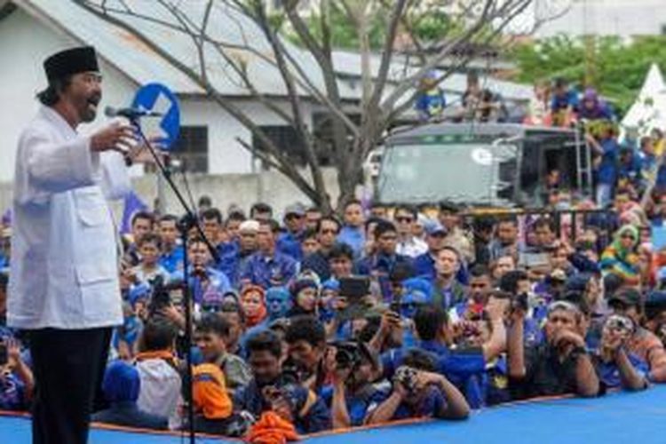 Ketua Umum Partai Nasional Demokrat (NasDem), Surya Paloh berorasi dalam kampanye perdana Partai NasDem di pelataran parkir Stadion H Dimurthala, Banda Aceh, 16 Maret 2014.