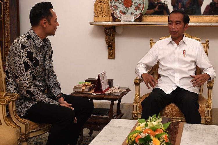 Presiden Joko Widodo (kanan) menerima kunjungan Komandan Komando Satuan Tugas Bersama (Kogasma) Partai Demokrat Agus Harimurti Yudhoyono (AHY) di Istana Negara, Jakarta, Kamis (2/5/2019). ANTARA FOTO/Wahyu Putro A/WSJ. 

