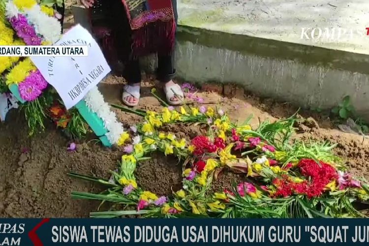 Makam RSS (14), siswa SMP negeri di Kecamatan Sinembah Tanjung Muda (STM) Hilir, Kabupaten Deli Serdang, Sumatera Utara. RSS meninggal pada Kamis (26/9/2024) diduga akibat dihukum squat jump 100 kali oleh gurunya.