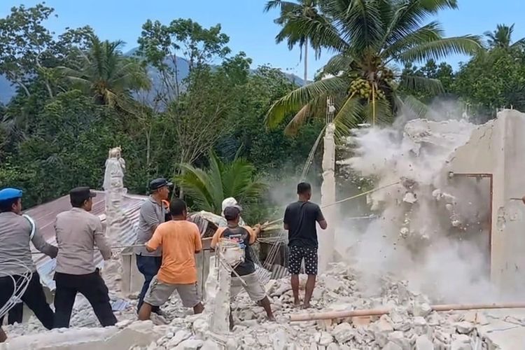 Korban Gempa di NTT Gotong Royong Bersihkan Puing Rumah dan Bangun Hunian Darurat