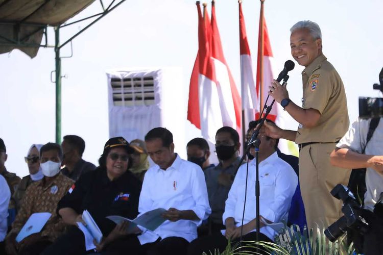 Gubernur Jawa Tengah Ganjar Pranowo mendampingi Presiden RI Joko Widodo yang membagikan ribuan sertifikat tanah, surat keputusan (SK) Perhutanan Sosial dan SK Tanah Objek Reforma Agraria (TORA) di Desa Gabusan, Kecamatan Jati, Kabupaten Blora, Jumat (10/3/2023).