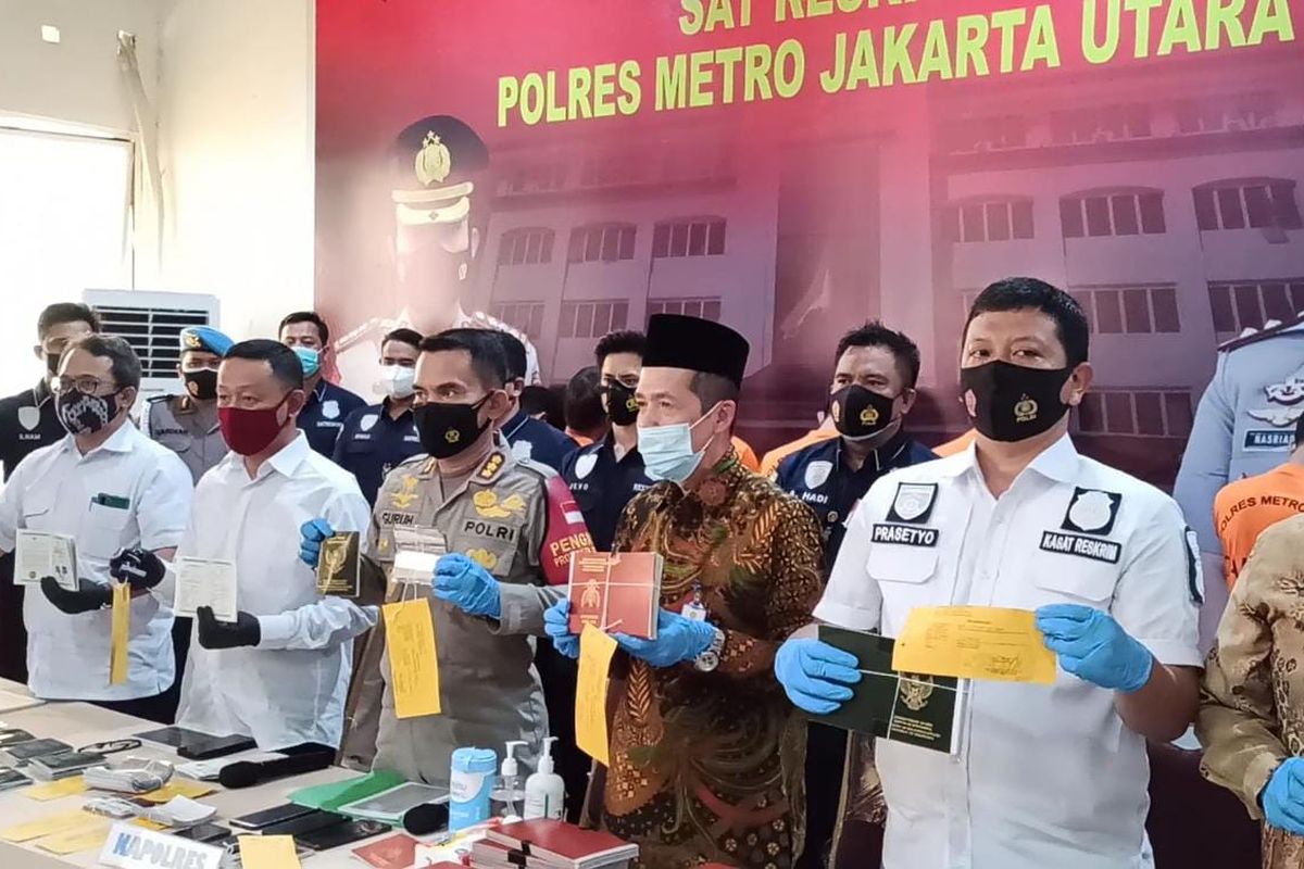 Konferensi pers ungkap kasus buku nikah palsu di Mapolres Metro Jakarta Utara, Selasa (16/3/2021). Sindikat pemalsu buku nikah jaringan Jakarta-Subang memasang harga jutaan rupiah kepada pelanggan yang menginginkan dokumen palsu tersebut.