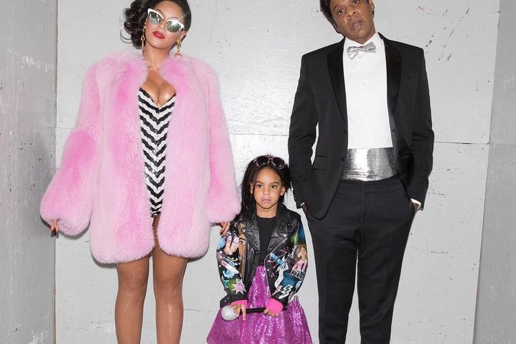 Beyonce (paling kanan) bersama suaminya Jay-Z dan putrinya Blue Ivy.