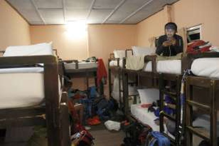Pendaki berada di kamar tipe Laban Rata Rest House Bunks Bed. Bentuk kamarnya sseperti kamar asrama dengan 12 kasur atau 6 tempat tidur bertingkat. 