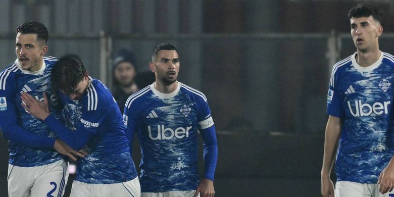 Marc-Oliver Kempf (kiri) dipeluk oleh Nico Paz dalam momen selebrasi gol pada pertandingan sepak bola Serie A Liga Italia antara Como dan AC Milan di stadion Giuseppe Sinigaglia di Como, pada 15 Januari 2026. (Foto oleh Stefano RELLANDINI / AFP)