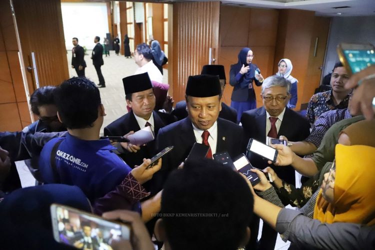 Menristekdikti Mohamad Nasir usai melantik 2 pejabat baru pimpinan PTN untuk periode 2018-2022 di Gedung Kemenristekdikti, Jakarta (18/9/2018).