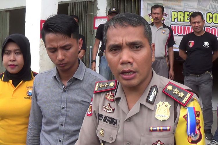 Kalolres Gowa, Sulawesi Selatan AKBP Shinto Silitonga tengah menggelar press realese terhadap kasus remaja bertelur. Sabtu, (3/3/2018).