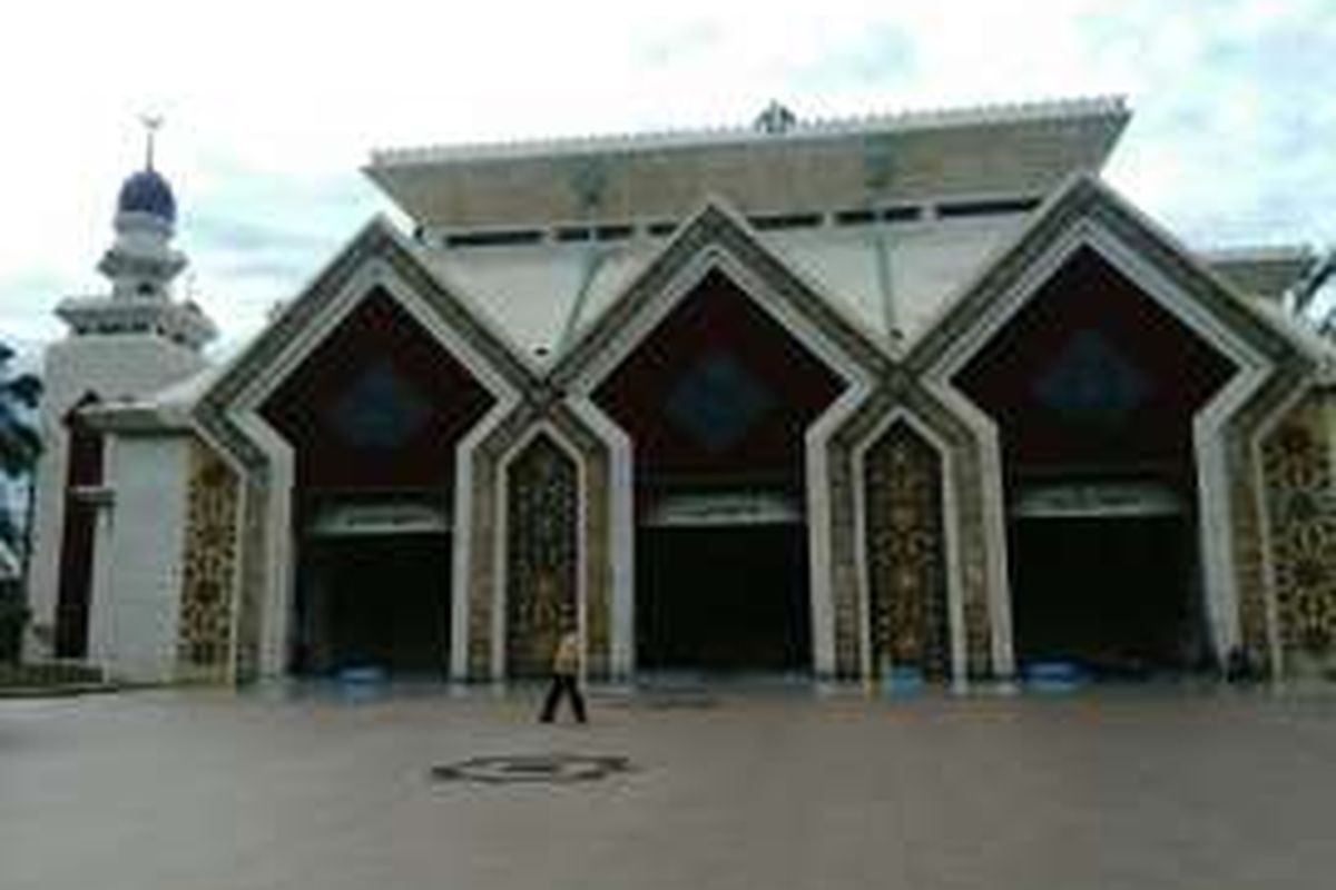 Masjid Agung At-Tin di lingkungan Taman Mini Indonesia Indah (TMII), Cipayung, Jakarta Timur. Kamis (1/12/2016)