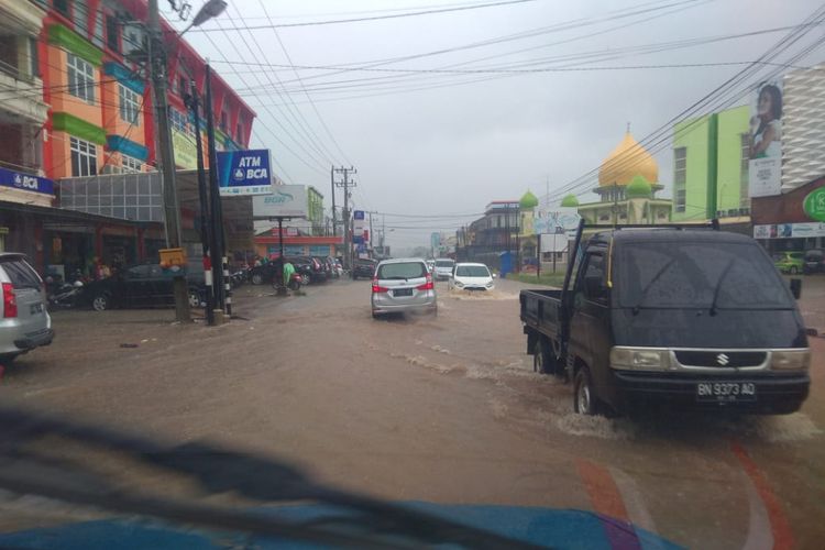 Ruas Jalan Semabung Pangkal Pinang terendam banjir akibat hujan lebat, Jumat (30/11/2018).