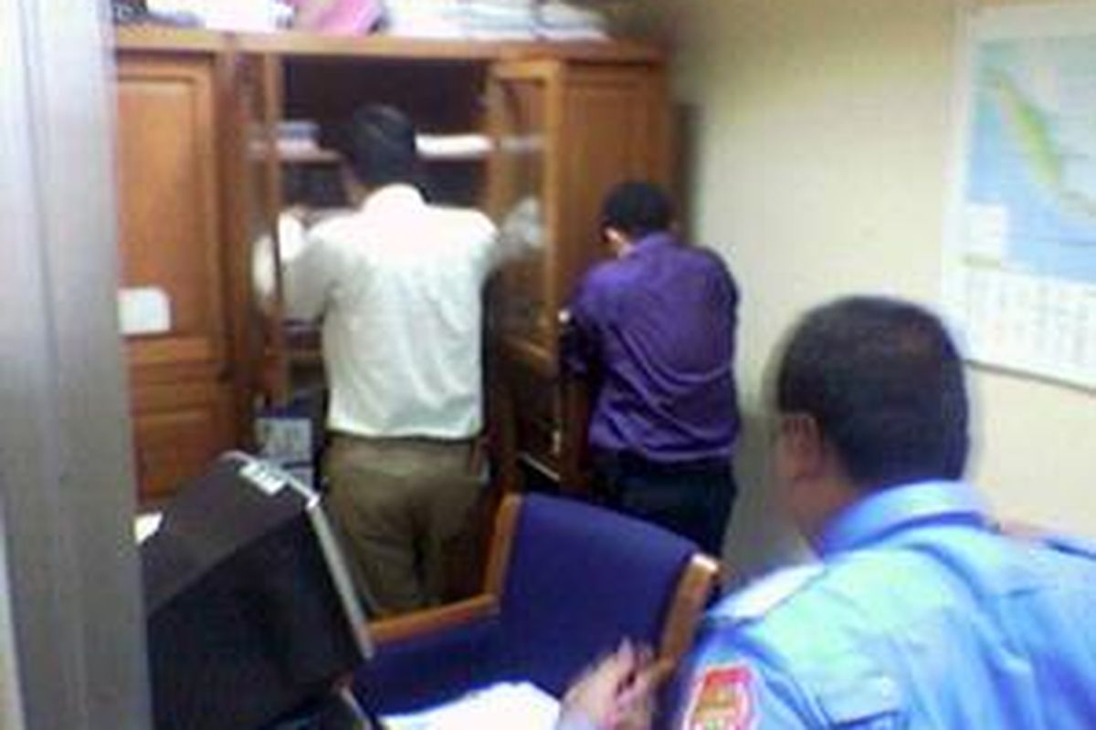 Penyidik KPK tengah melakukan penggeledahan di ruang kerja Sujud Sirajudin, di lantai 19 Gedung DPR, Senin (28/4)