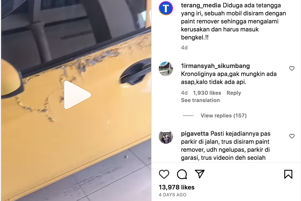 Video yang memperlihatkan mobil Honda Brio mengalami kerusakan pada bagian cat mobil.   Dalam rekaman yang diunggah oleh akun Instagram @terang_media, terlihat mobil Honda Brio berwarna kuning dengan kondisi cat mobil yang sudah terkelupas di beberapa bagian.   Pada unggahan tersebut dinarasikan bahwa hal itu disebabkan oleh tetangga yang iri hati kepada sang pemilik mobil, sehingga kendaraannya disiram menggunakan paint remover.    ?Diduga ada tetangga yang iri, sebuah mobil disiram dengan paint remover sehingga mengalami kerusakan dan harus masuk bengkel,? tulis narasi unggahan tersebut.   Namun belum diketahui secara pasti apa yang menjadi penyebab kejadian tersebut.   Kepala Bengkel Honda Jakarta Center Denny Sulistyo mengatakan, cairan chemical (cairan keras) jika dibiarkan dalam waktu tertentu bisa menurunkan kualita dari body kendaraan.   ?Kalau sudah seperti video itu solusinya hanya cat ulang body mobil,? ucap Denny, saat dihubungi Kompas.cm, Jumat (12/5/2023).   Sementara untuk biaya perbaikan body mobil yang rusak akibat penggunaan cairan keras seperti paint remover, membutuhkan dana yang tidak sedikit. Mencapai puluhan juta rupiah.    ?Untuk biaya perbaikannya cat all body sekitar Rp 15 juta. Jika konsumen mempunyai asuransi, bisa konsultasi kepada pihak asuransinya, apakah asuransi yang customer miliki bisa mengcover kerusakan seperti ini,? Denny. 