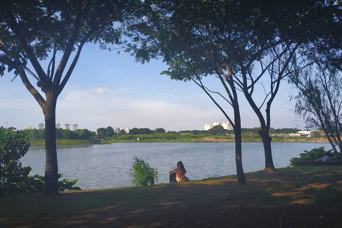 Suasana asri di Taman Waduk Ria Rio Pulomas, Jakarta Timur.