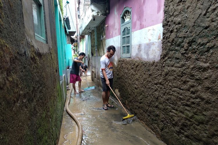 Warga Bidaracina membersihkan sisa-sisa banjir yang melanda wilayahnya Jumat (9/2/2018). Banjir beberapa hari lalu membuat kawasan ini terendam air dan membawa banyak lumpur
