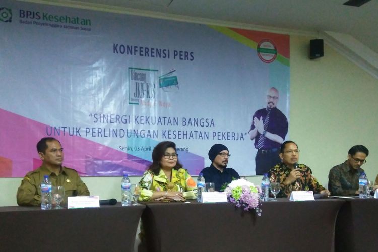 Direktur Kepesertaan dan Pemasaran BPJS Kesehatan, Andayani Budi Lestari (tengah) dalam konferensi pers Bincang-bincang BPJS Kesehatan, Tangerang, Banten Senin (3/4/2017).