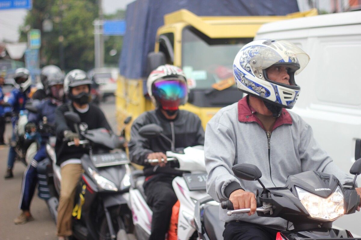 Sejumlah kendaraan mengular di jalur lingkar tengah Cianjur, Jawa Barat, pada musim mudik lebaran 2022.