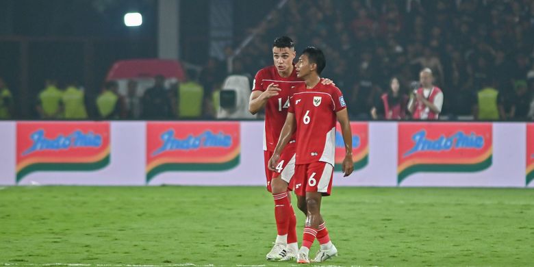 Penggawa senior Joey Pelupessy memberikan arahannya kepada debutan Timnas Indonesia Beckham Putra pada laga melawan China di Kualifikasi Piala Dunia 2026 Zona Asia, Kamis (5/6/2025) di Stadion Utama Gelora Bung Karno, Senayan, Jakarta.  