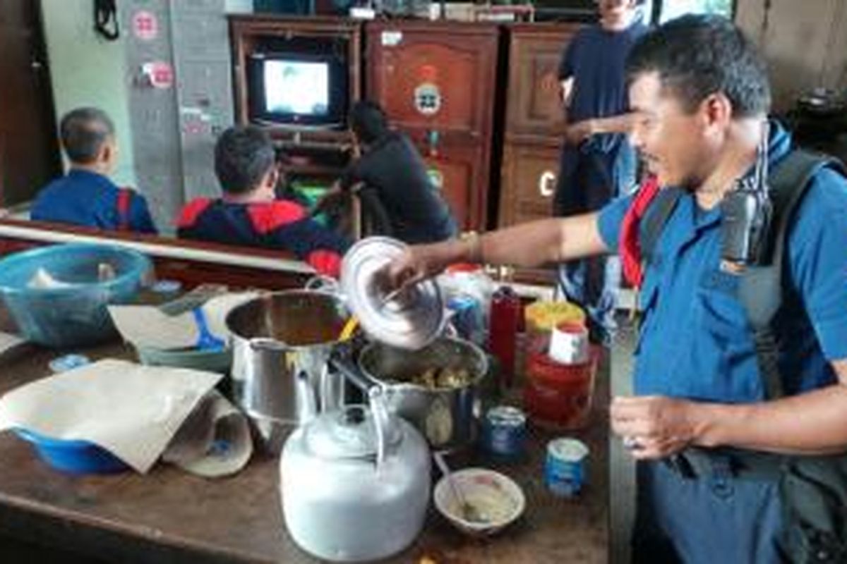 Nyaman (43) membuka panci berisi opor ayam di Markas Pemadam Kebakaran Jakarta Timur, Kamis (8/8/2013). Hanya itu yang berbeda di hari raya Lebaran 1434 Hijriah tahun ini. Selebihnya tak ada yang berubah bagi petugas pemadam kebakaran seperti dirinya.