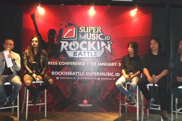Gitaris Stevie Item, gitaris Ian Antono, Stefan Santoso dan vokalis Iman J-Rocks selaku juri dan mentor di ajang SuperMusic.ID Rockin Battle.