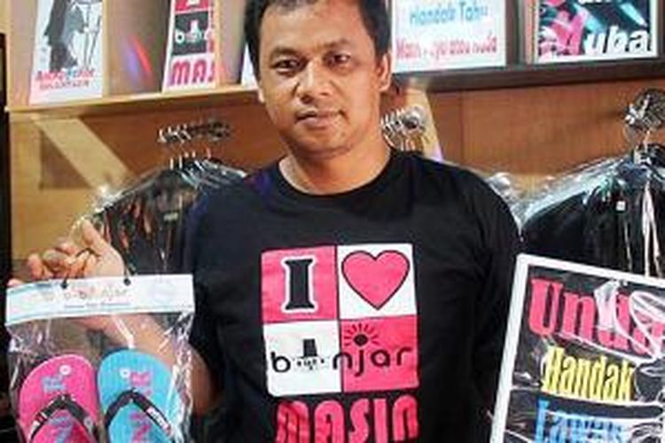 Selamat Budianto (38), perintis usaha produk cendera mata khas Banjarmasin, Kalimantan Selatan.