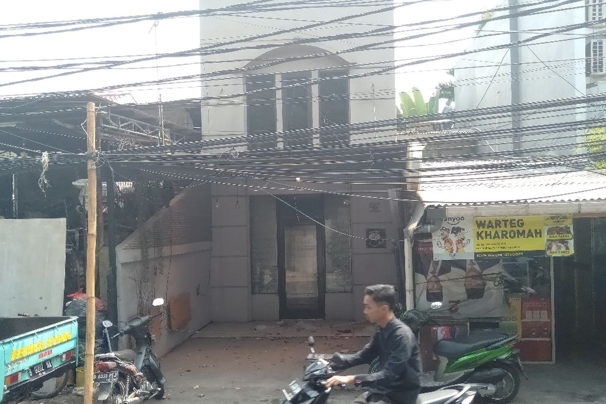 Kabel listrik gantung terlalu rendah di Jalan Kemang III, Jakarta Selatan, Kamis (1/8/2019)
