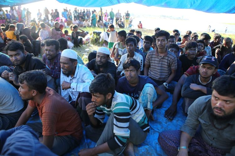 147 pengungsi Rohingya usai mendarat menggunakan kapal di Pantai Mercusuar, Desa Kuala Besar, Kecamatan Labuhan Deli, Deli Serdang, Sumut, Minggu (31/12/2023)