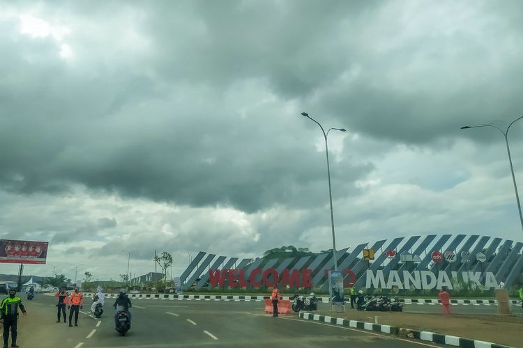 Cuaca menuju ke arah Sirkuit Mandalika dari Bandara Internasional Lombok, Minggu (21/11/2021) pukul 09:50 WITA.