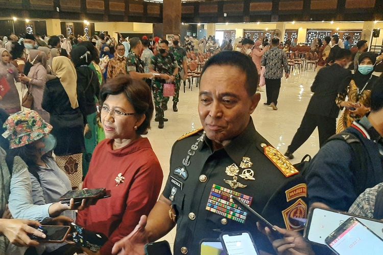 Panglima TNI Jenderal Andika Perkasa saat menemui wartawan di Universitas Gadjah Mada (UGM)